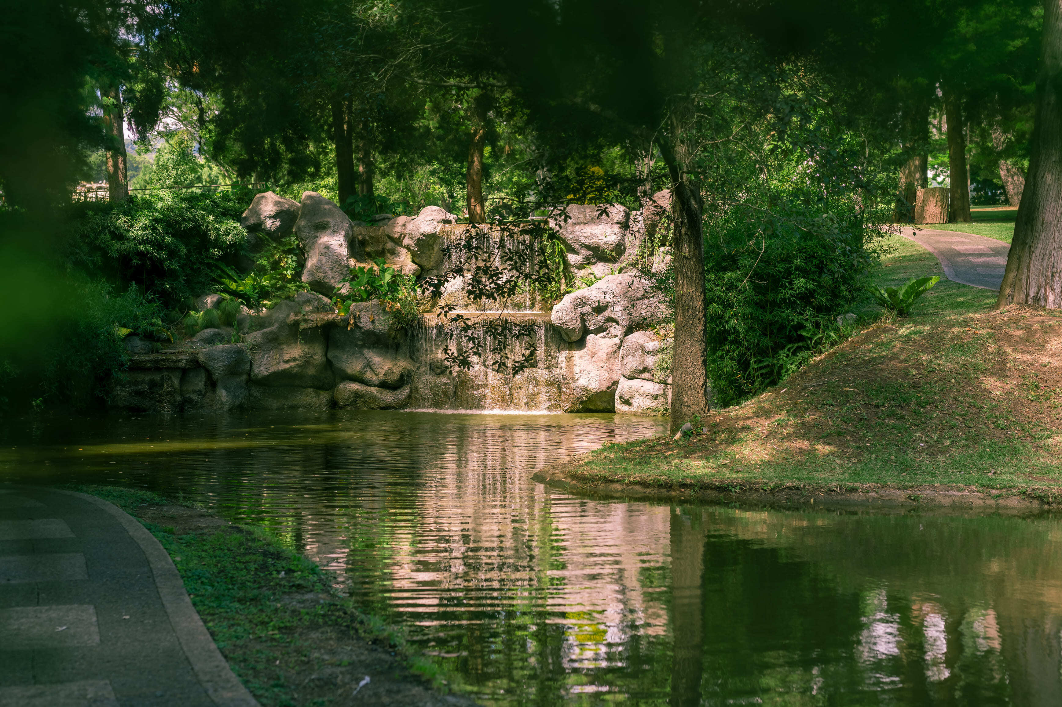 Lago y cascada de Cementerio Las Flores